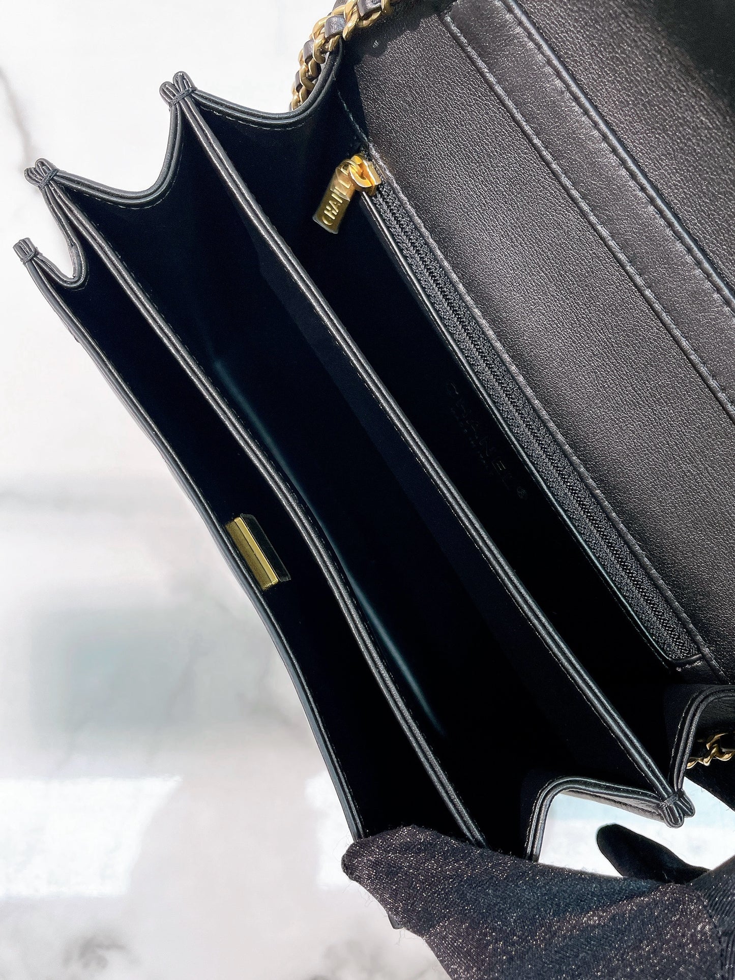 CHANEL 23A MESSENGER BAG