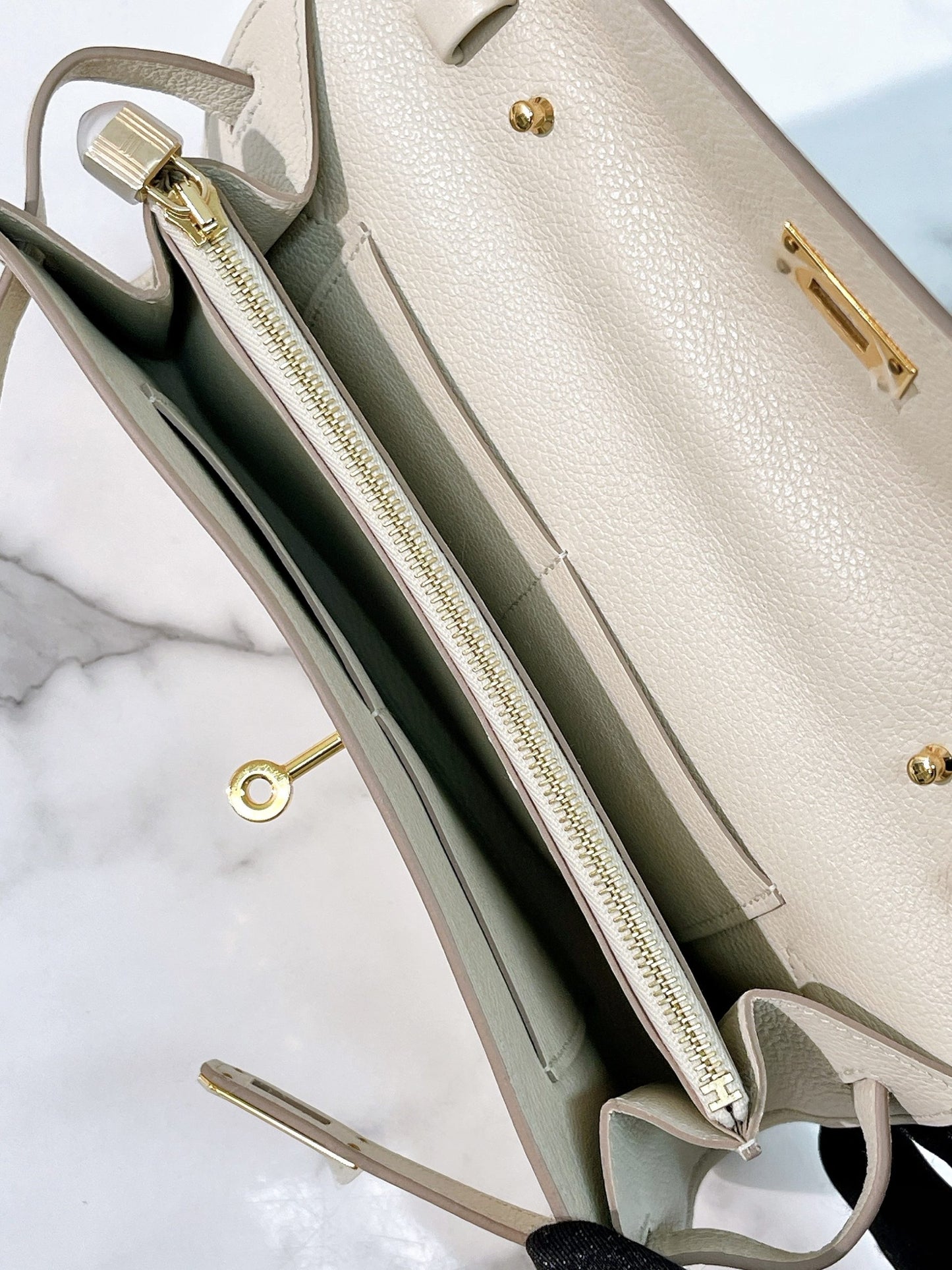 HERMES KELLY TO GO BETON/GOLD