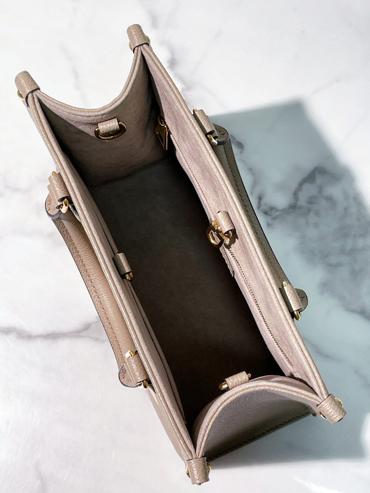 LV ONTHEGO PM, TOURTERELLE/CREAM/GOLD