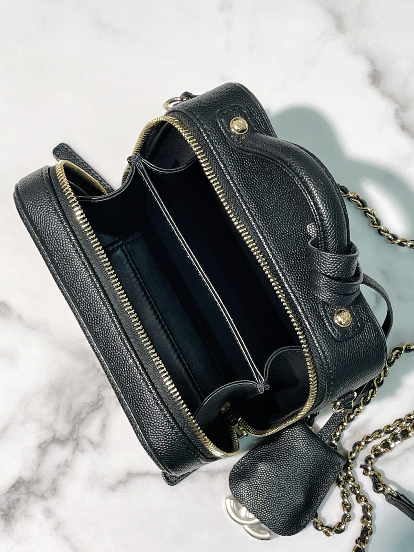 CHANEL SMALL VANITY CASE, Black/Gold