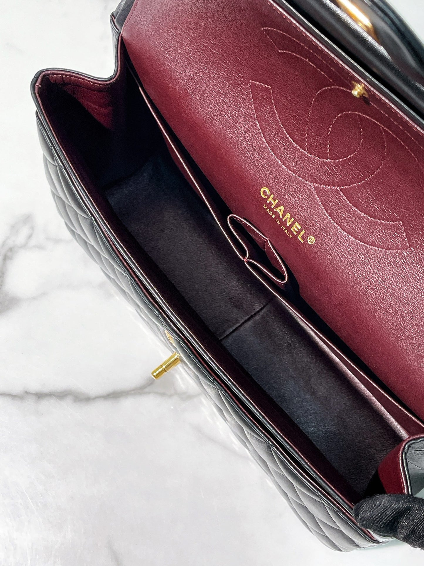 CHANEL JUMBO CLASSIC FLAP, Black/Gold