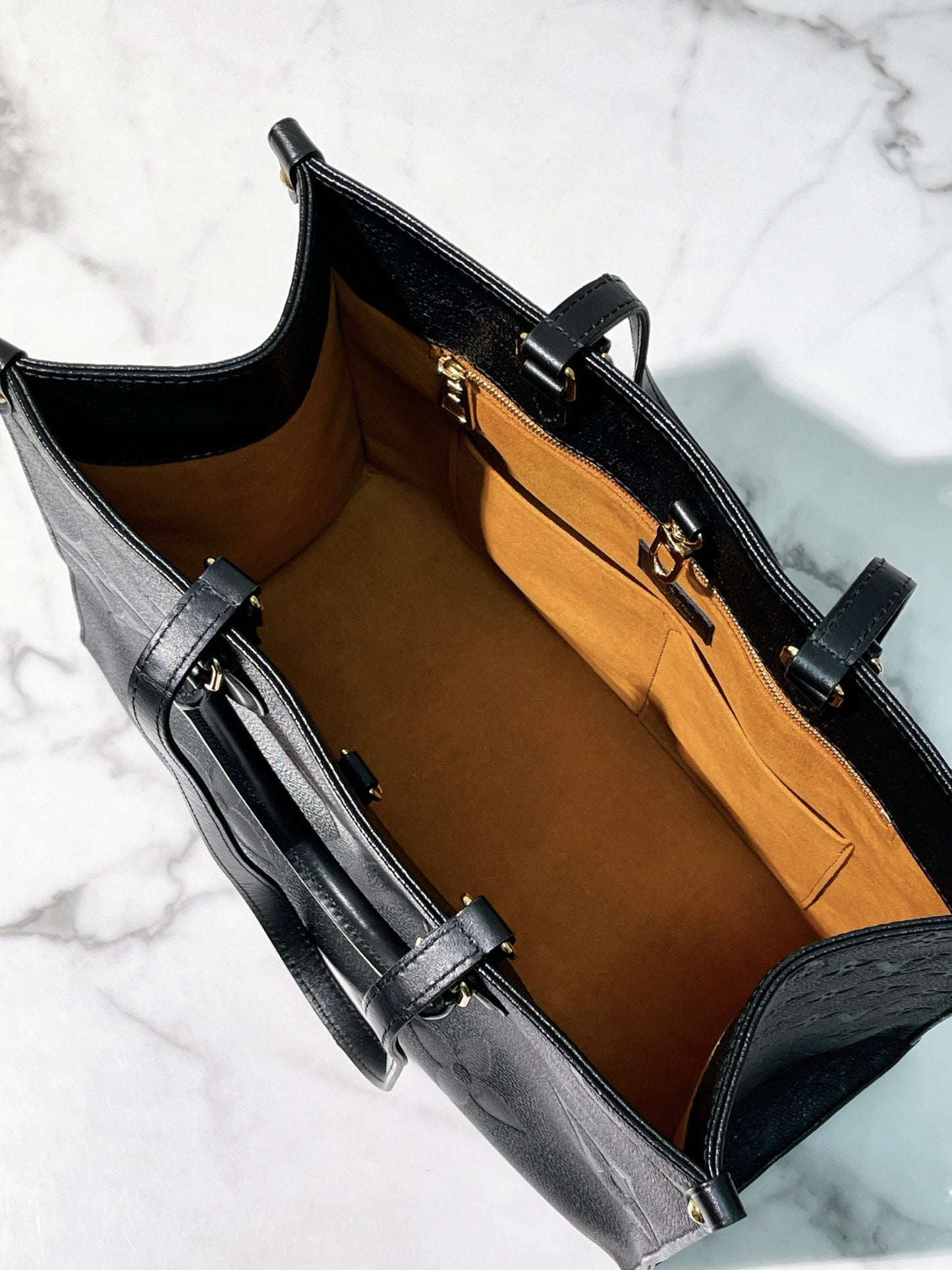 LV ONTHEGO MM, Black/Gold