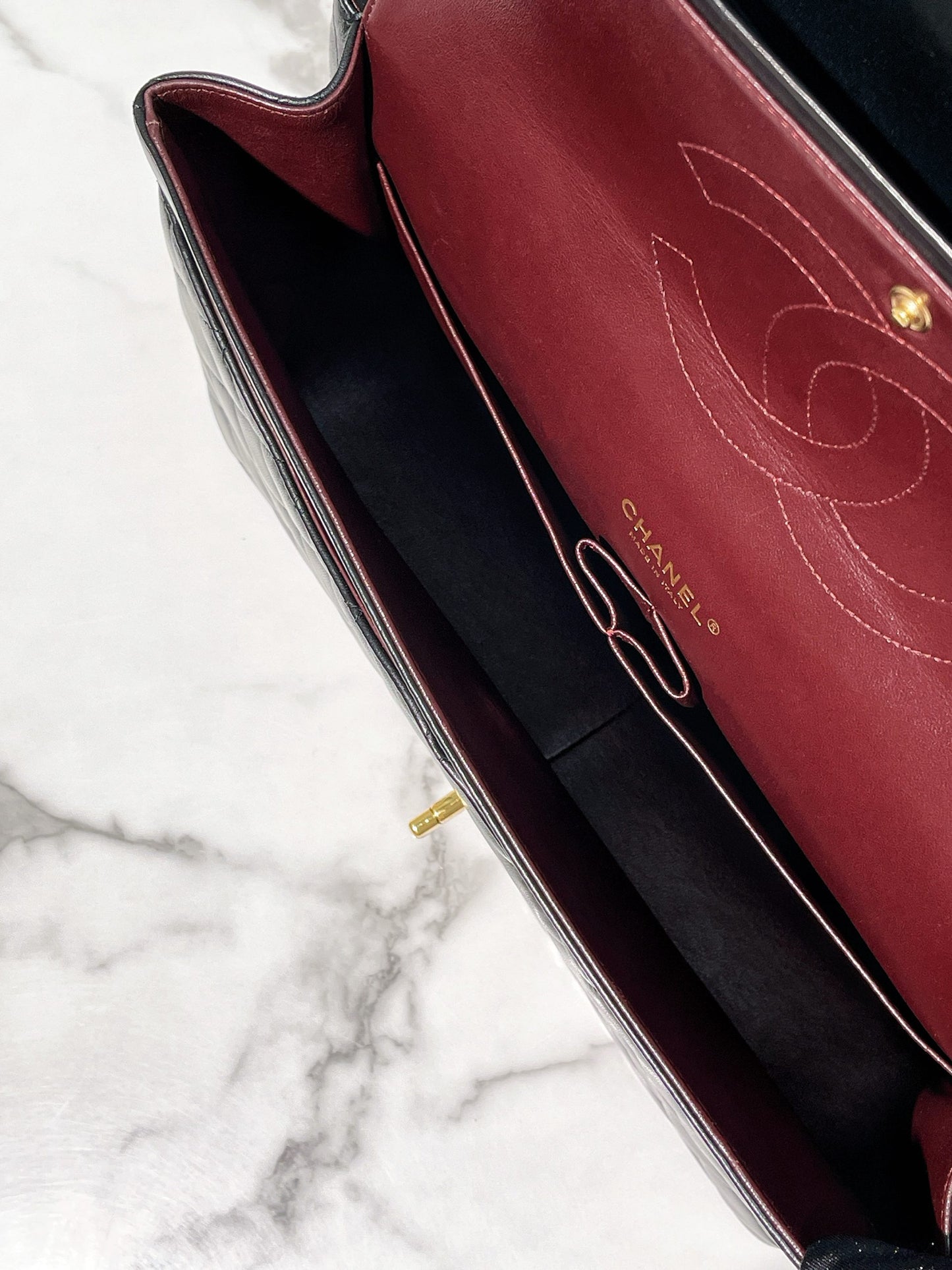 CHANEL MAXI CLASSIC FLAP, Black/Gold