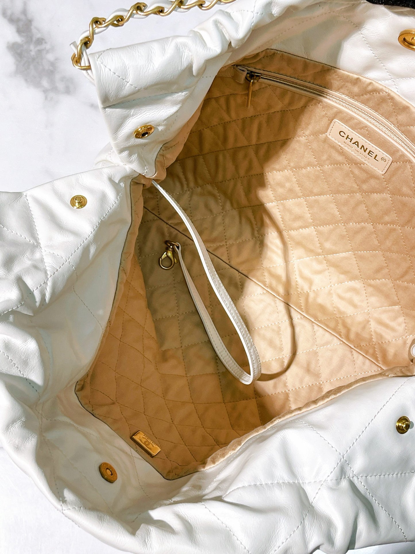 CHANEL 22 BAG MEDIUM, White/Gold
