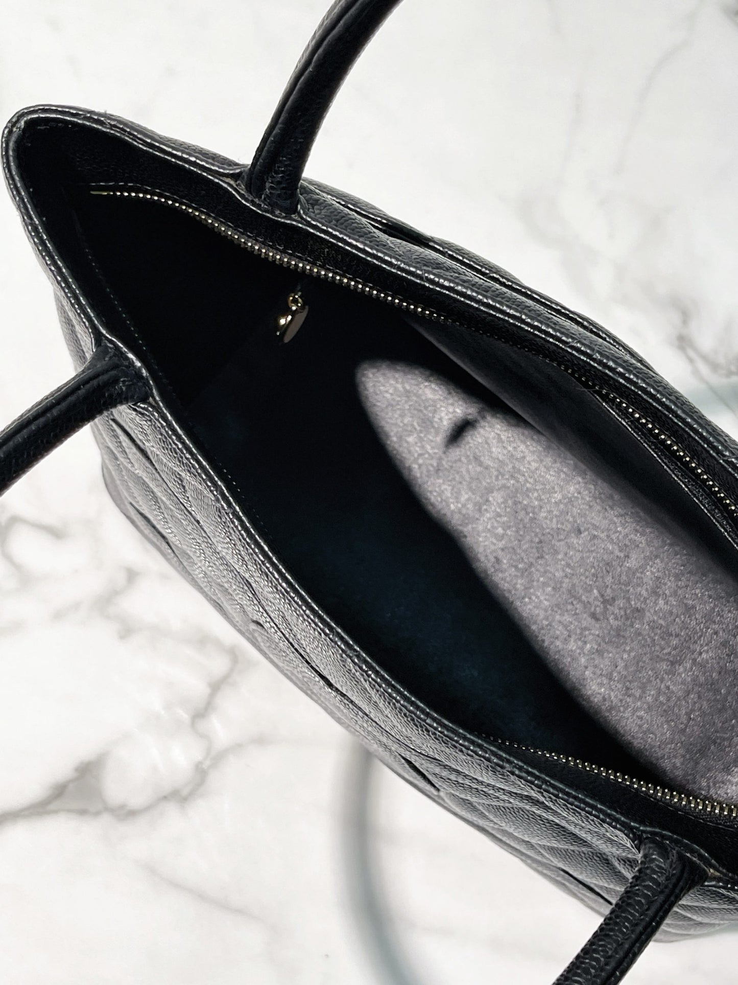 CHANEL MADALLION, Black/Gold