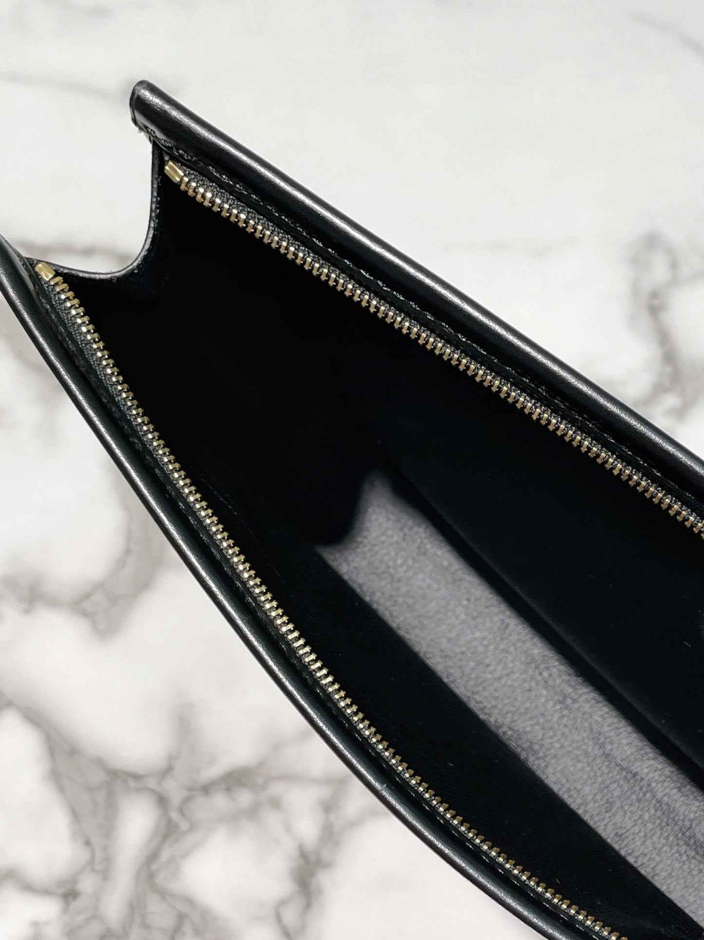 LV TOILETRY POUCH 26