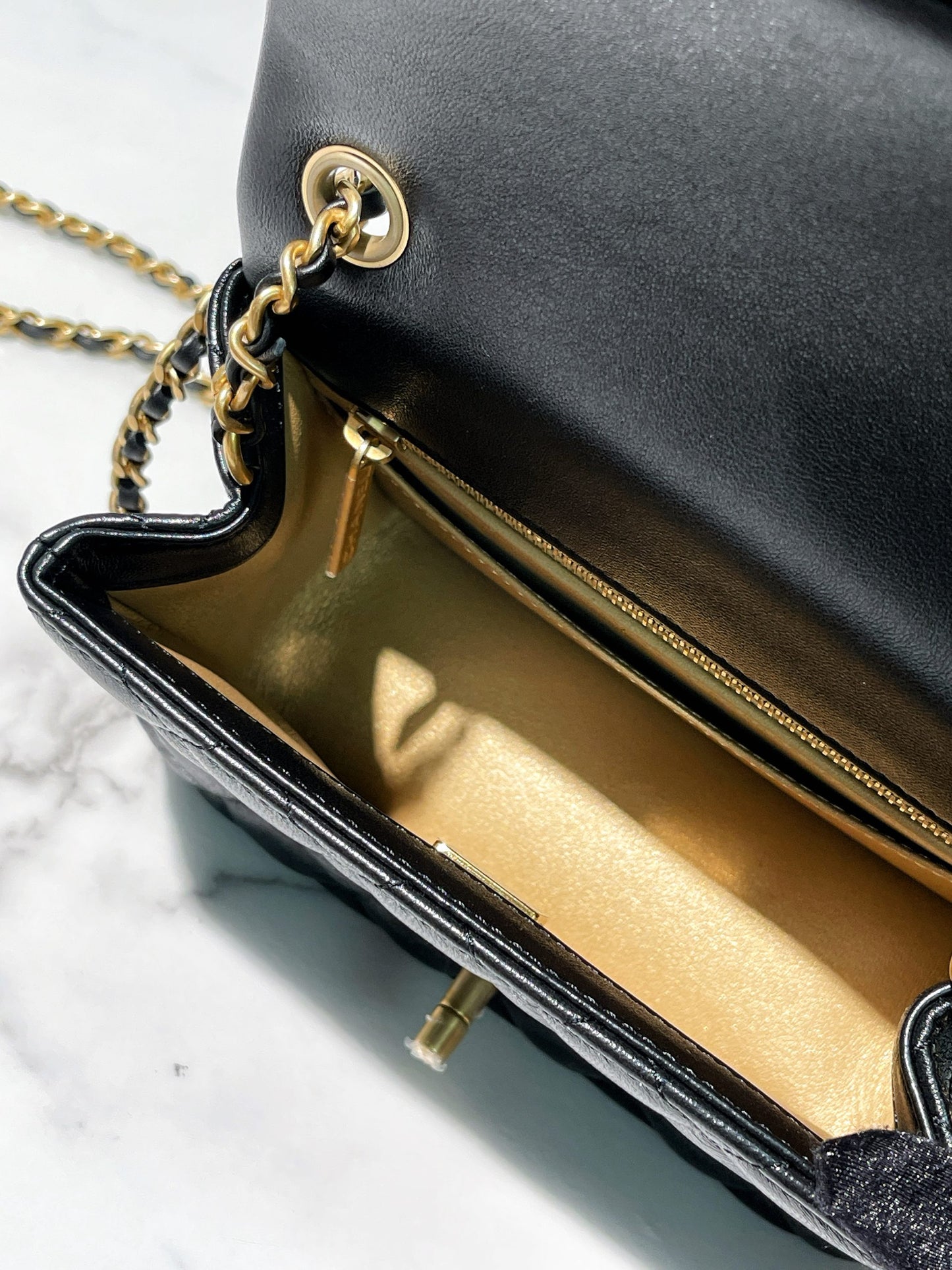 CHANEL 25A PEARL CRUSH MINI SQUARE, Black/Gold