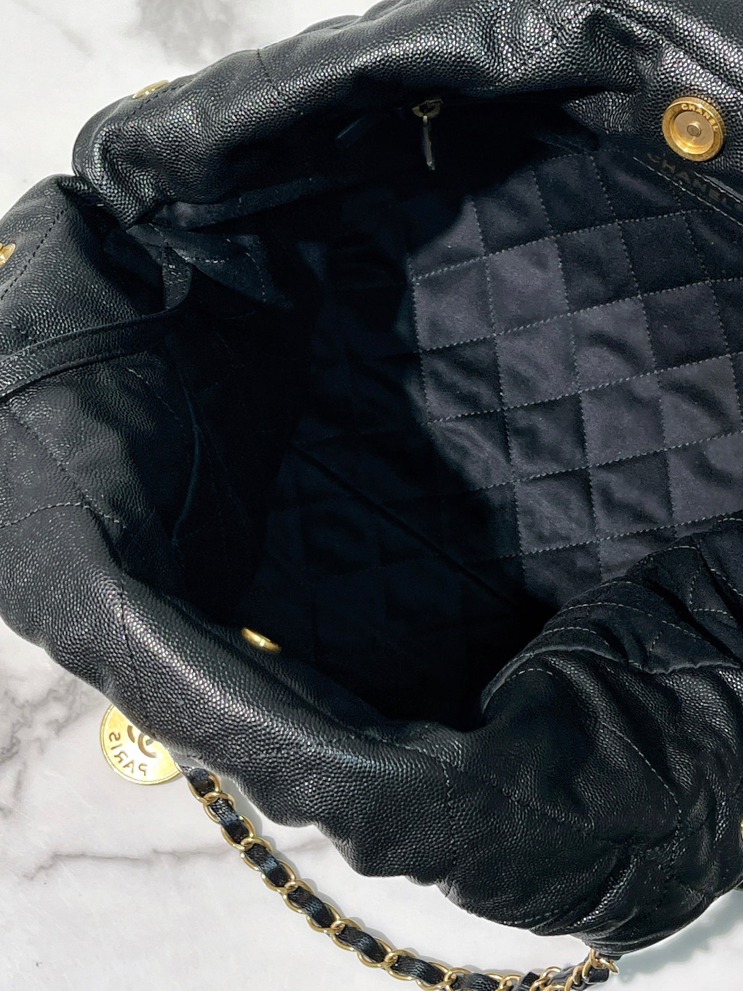 CHANEL MEDIUM 22 BAG, Black/Gold