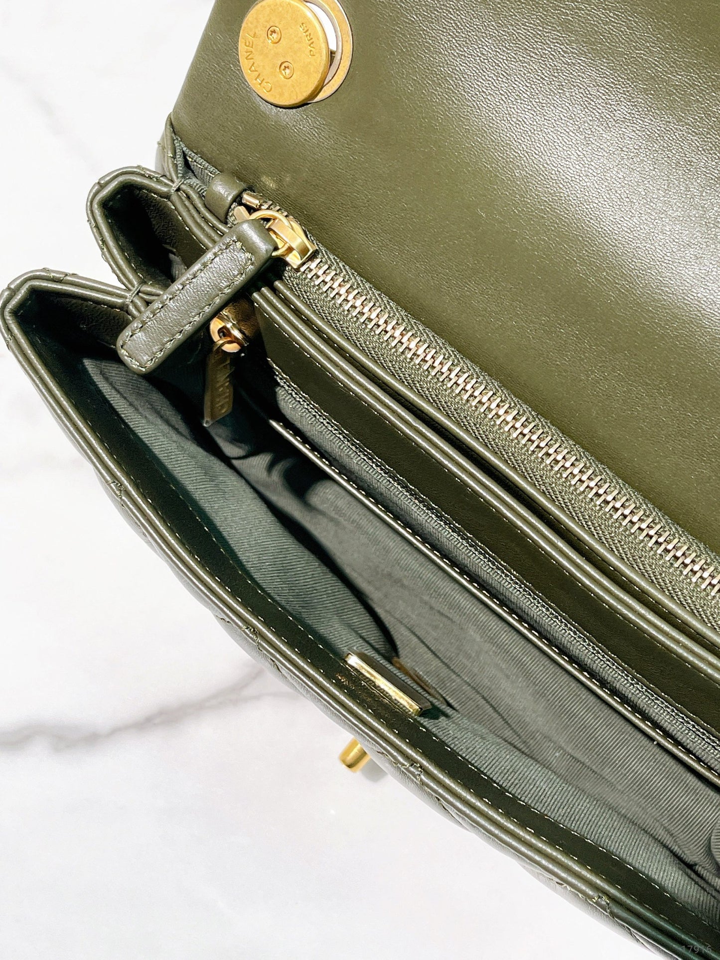 CHANEL 22K SMALL FLAP, Green/Gold