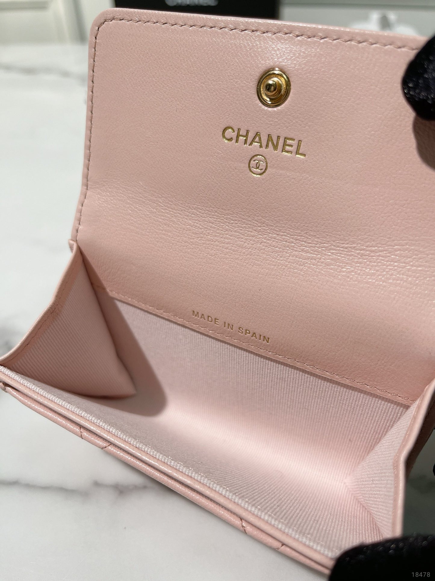 CHANEL 19 CARD HOLDER, Pink/Gold