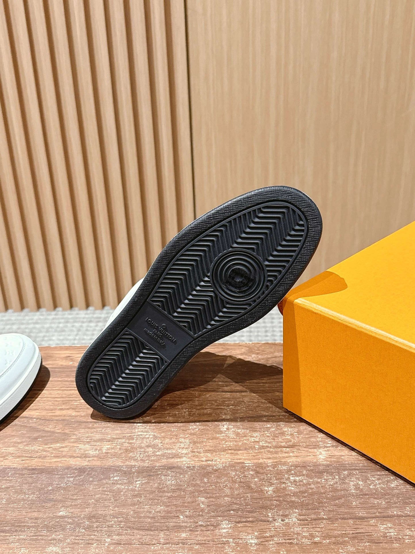 LV Rivoli, White with Black Tail