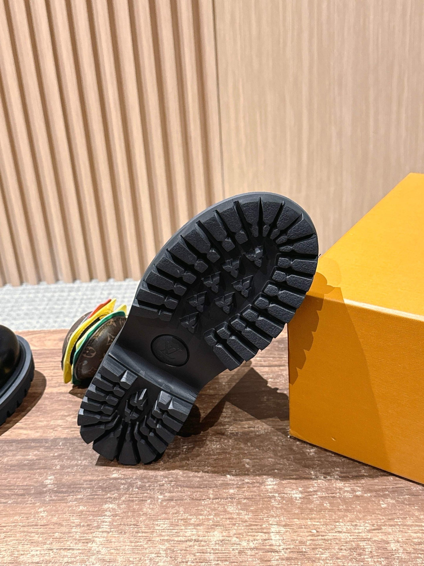 LV * Timberland Short Boots Black 01