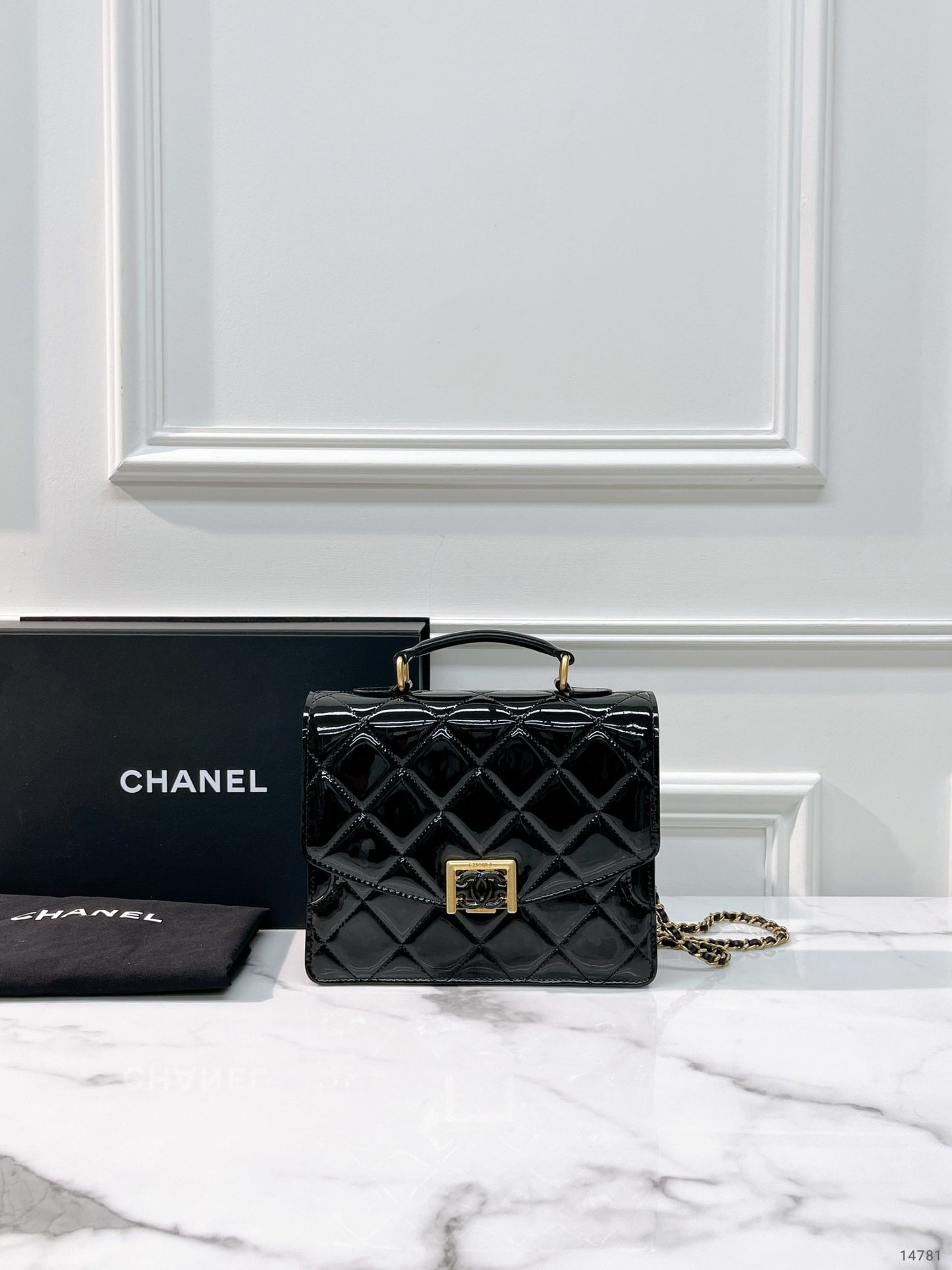 CHANEL 23A MESSENGER BAG