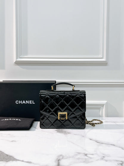 CHANEL 23A MESSENGER BAG