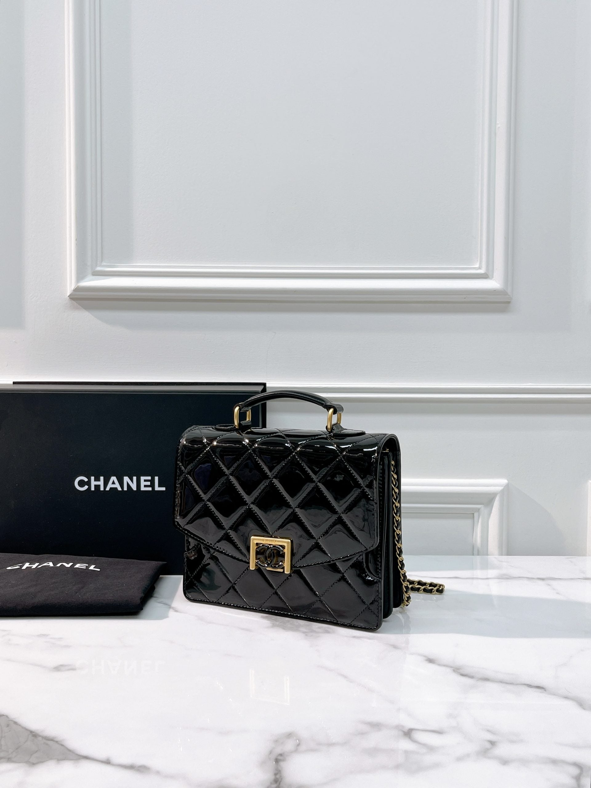 CHANEL 23A MESSENGER BAG