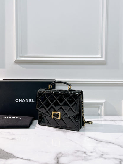 CHANEL 23A MESSENGER BAG