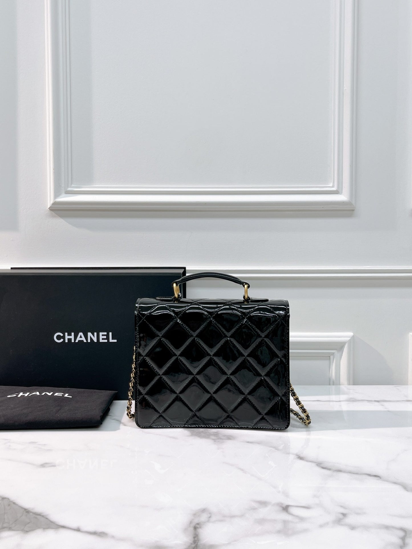 CHANEL 23A MESSENGER BAG