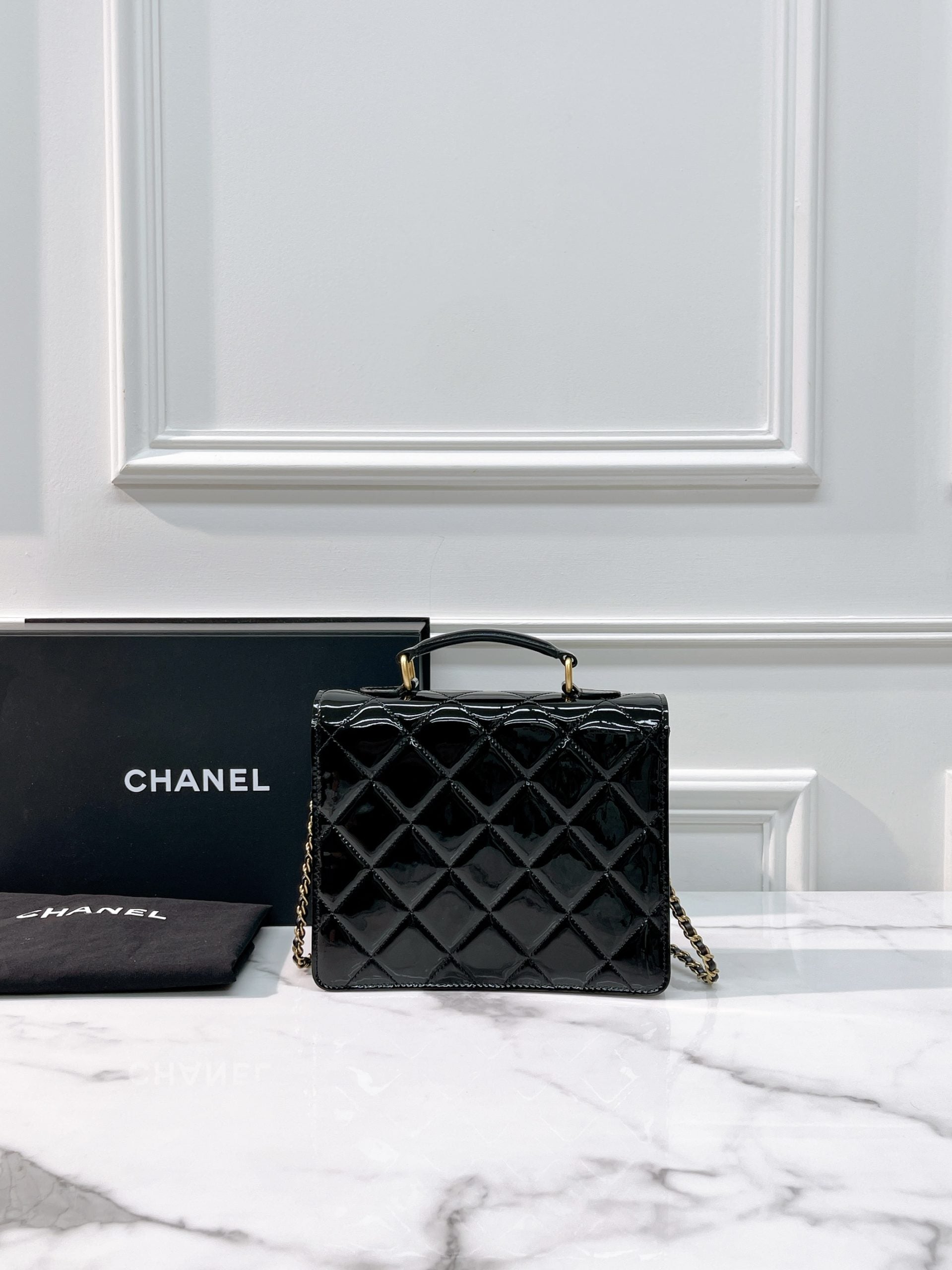 CHANEL 23A MESSENGER BAG