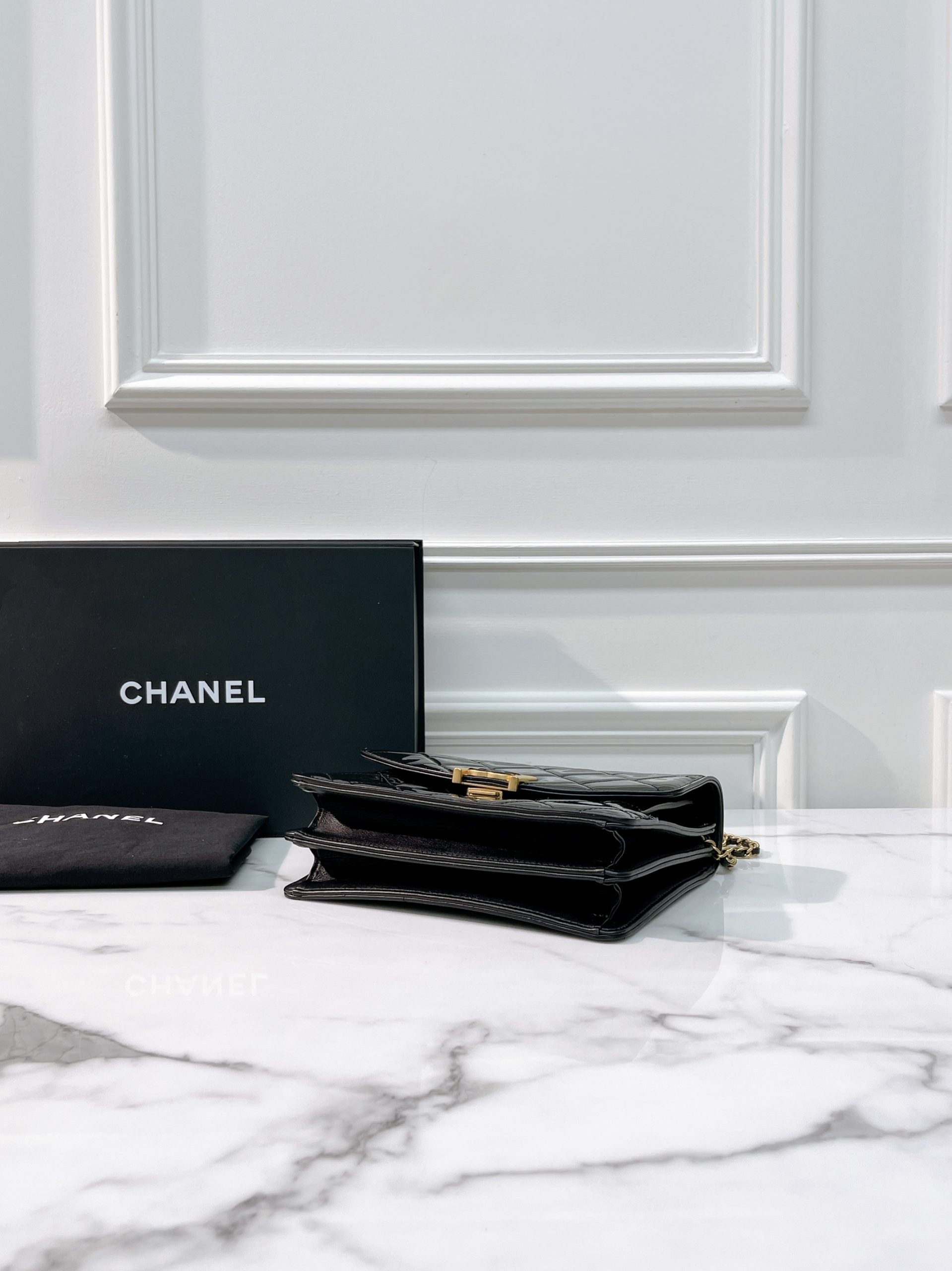 CHANEL 23A MESSENGER BAG