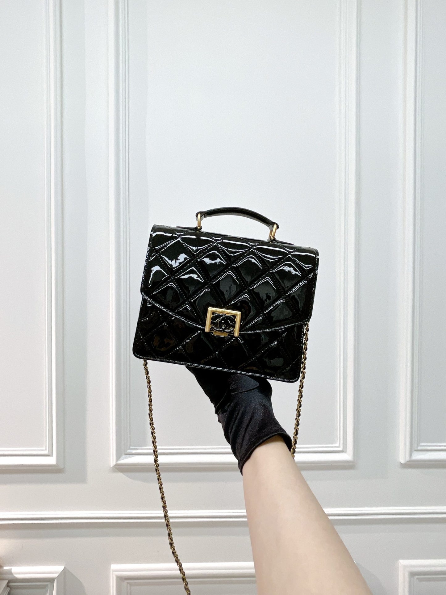 CHANEL 23A MESSENGER BAG