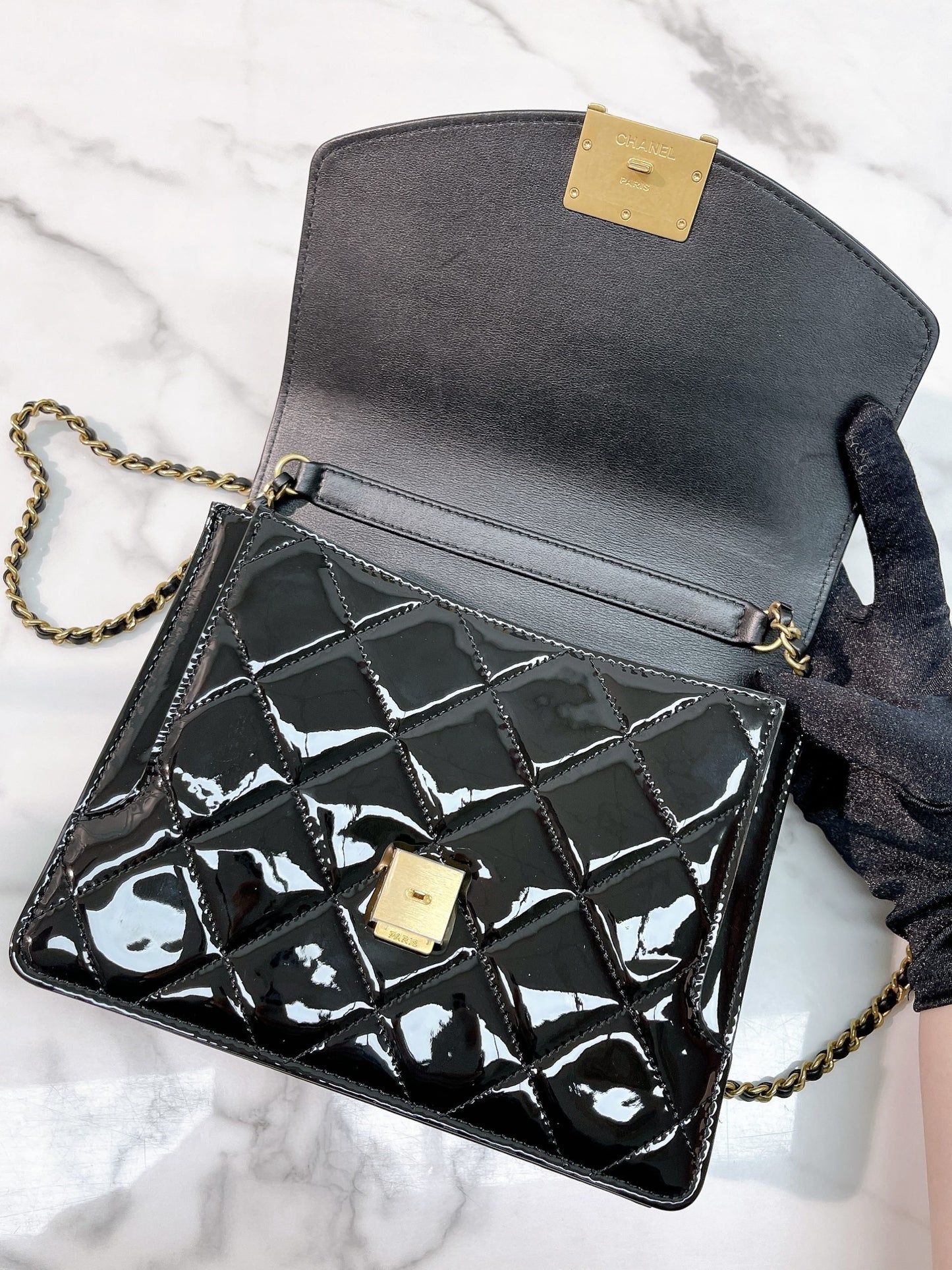 CHANEL 23A MESSENGER BAG