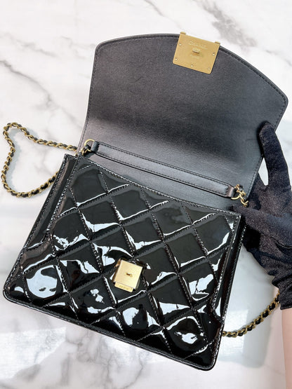 CHANEL 23A MESSENGER BAG