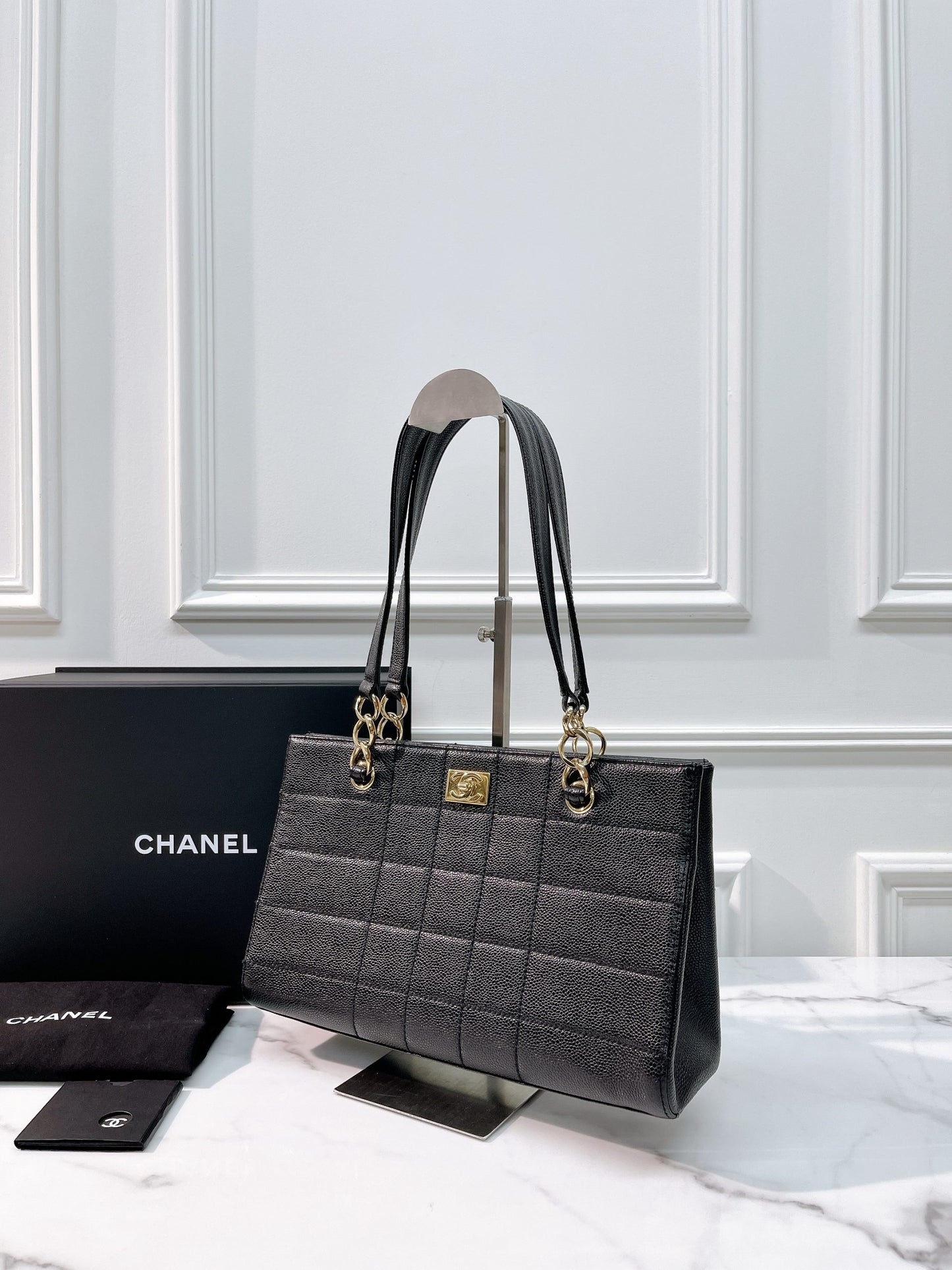 CHANEL VINTAGE TOTE, BLACK/GOLD