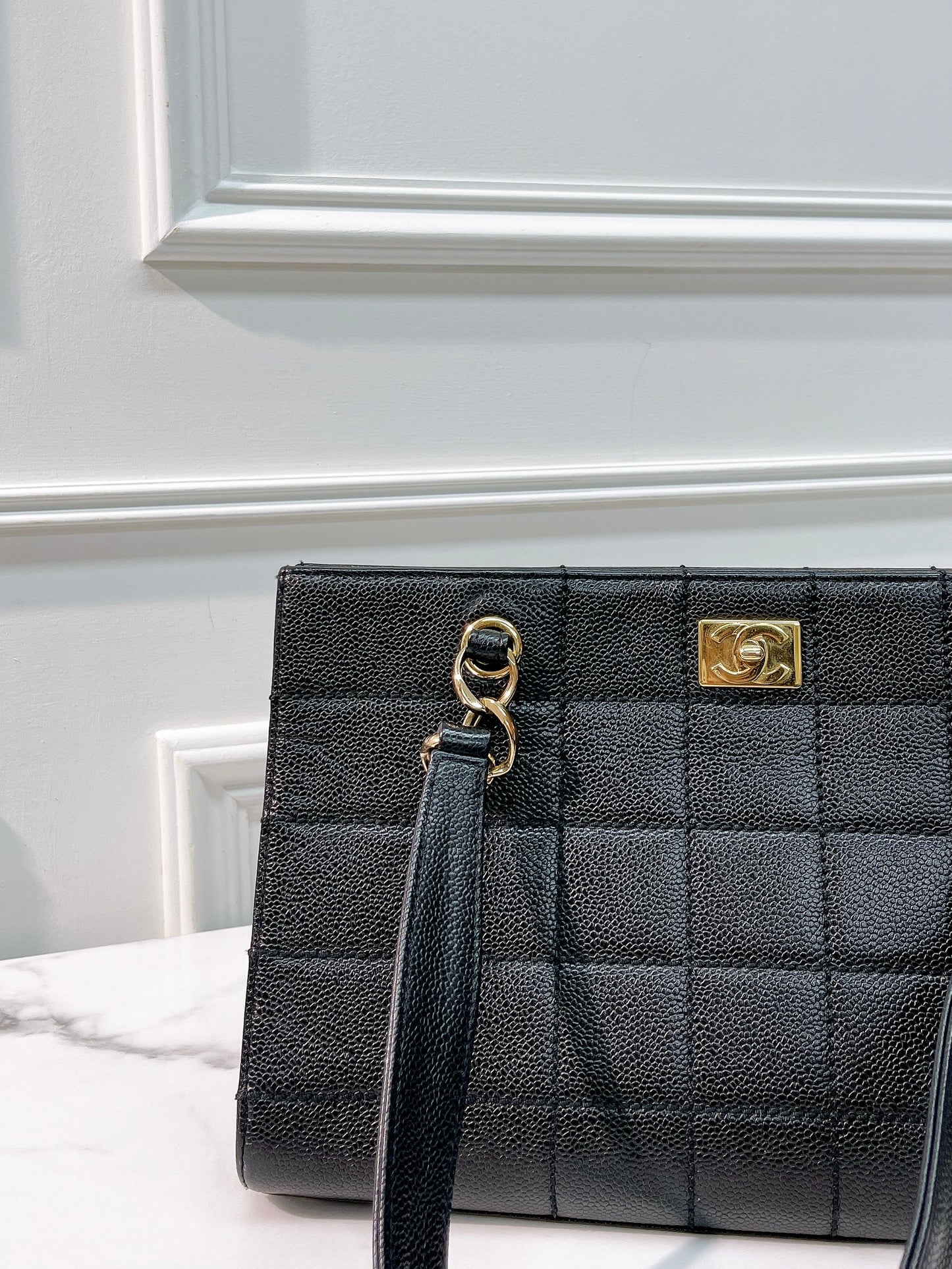 CHANEL VINTAGE TOTE, BLACK/GOLD