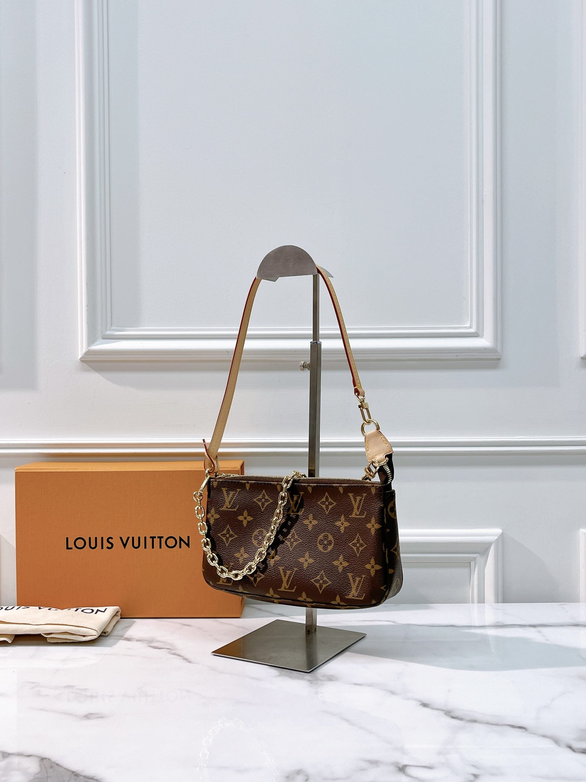 LV POCHETTE ACCESSOIRES