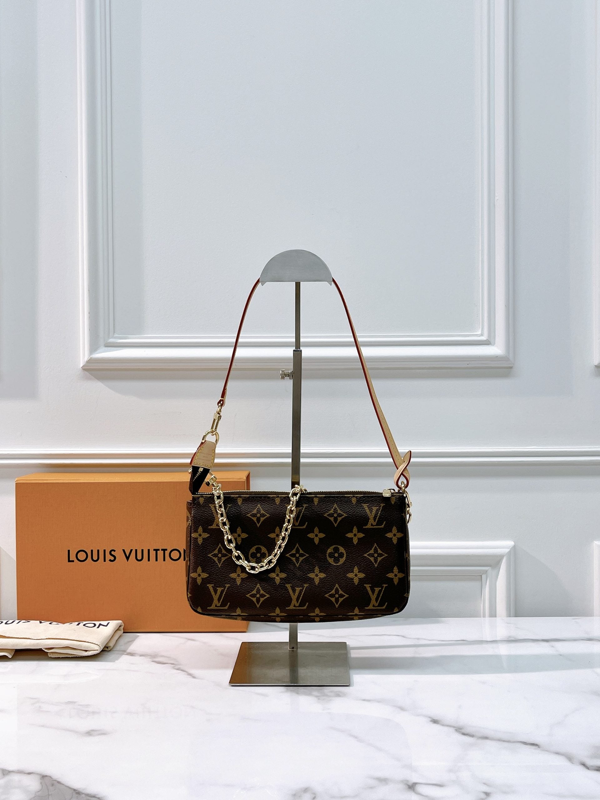 LV POCHETTE ACCESSOIRES