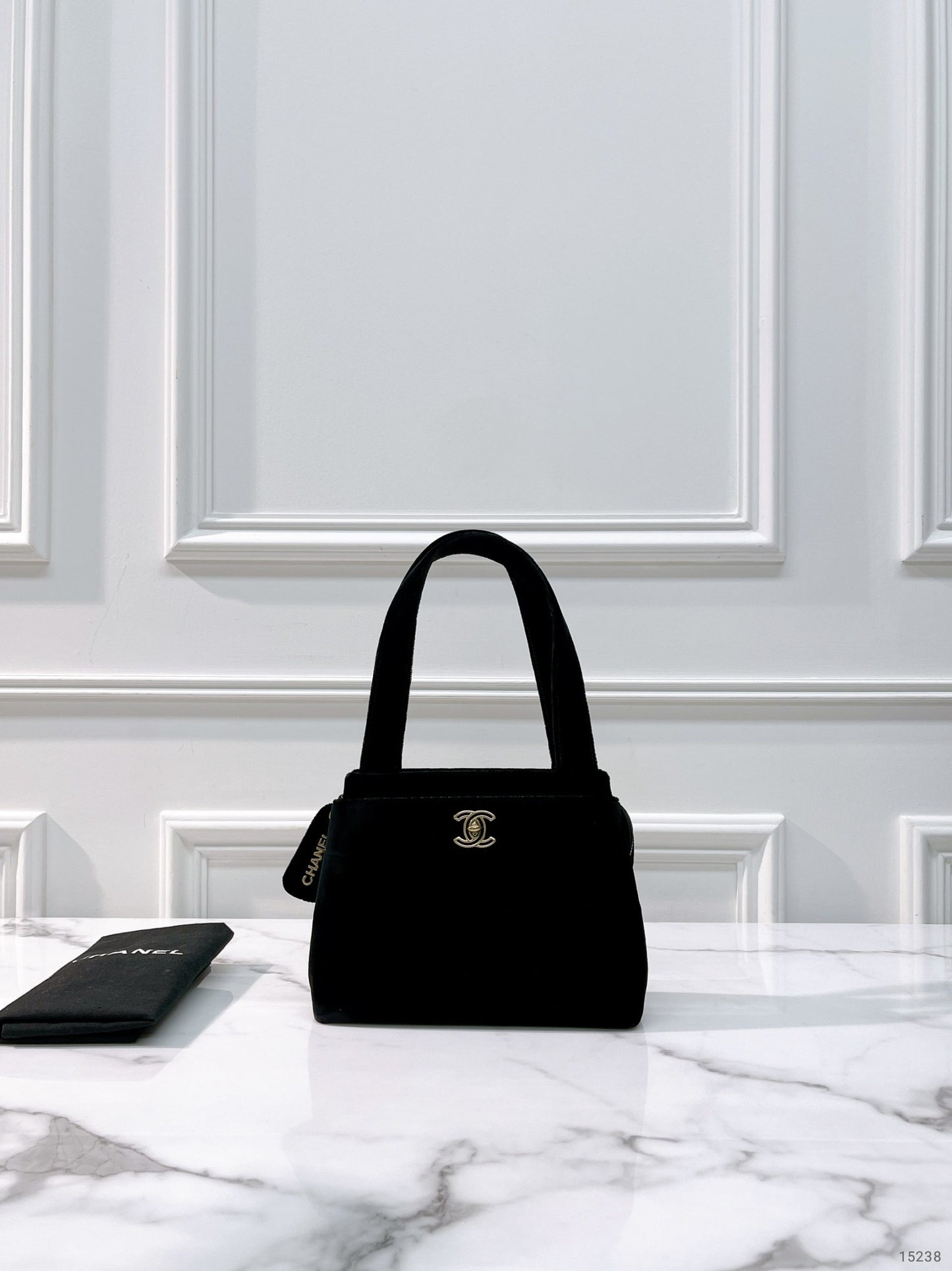 CHANEL VINTAGE SHOULDER BAG