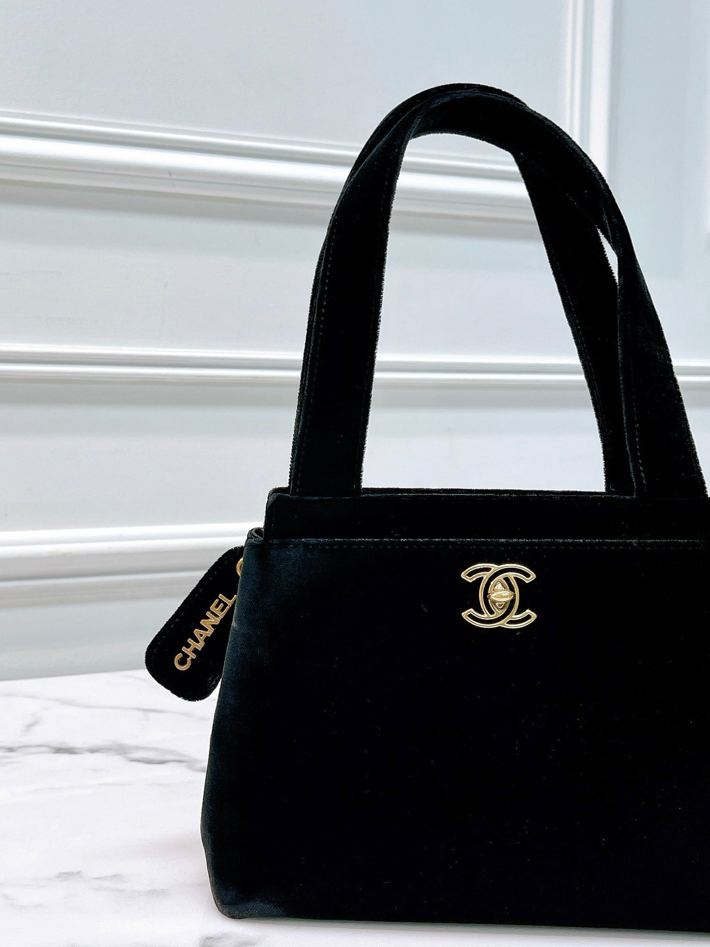 CHANEL VINTAGE SHOULDER BAG