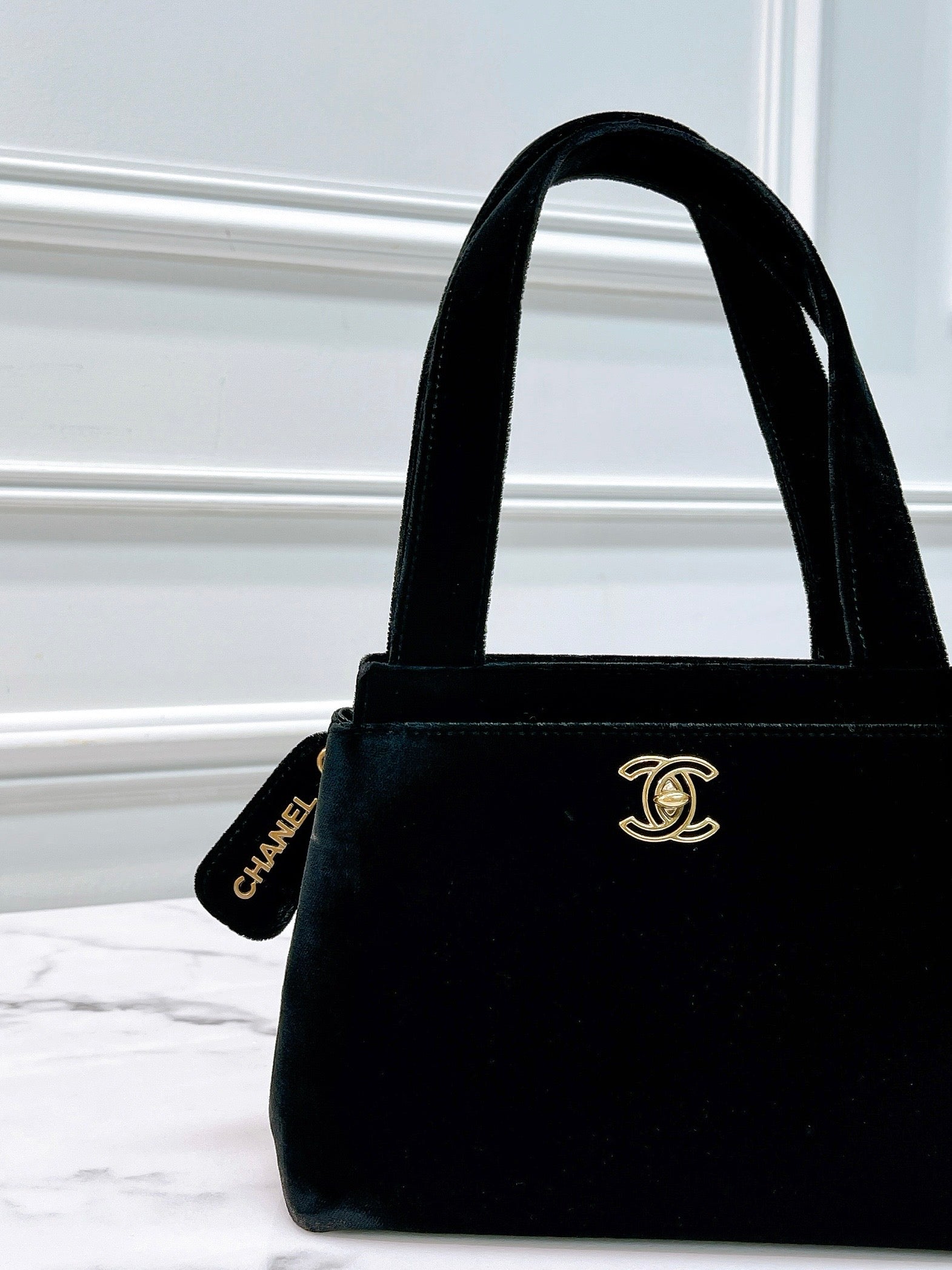 CHANEL VINTAGE SHOULDER BAG