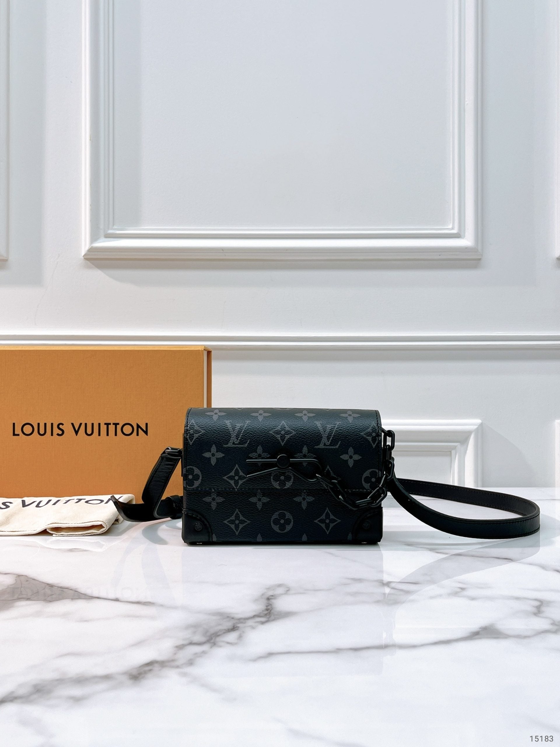 LV STEAMER WEARABLE WALLET