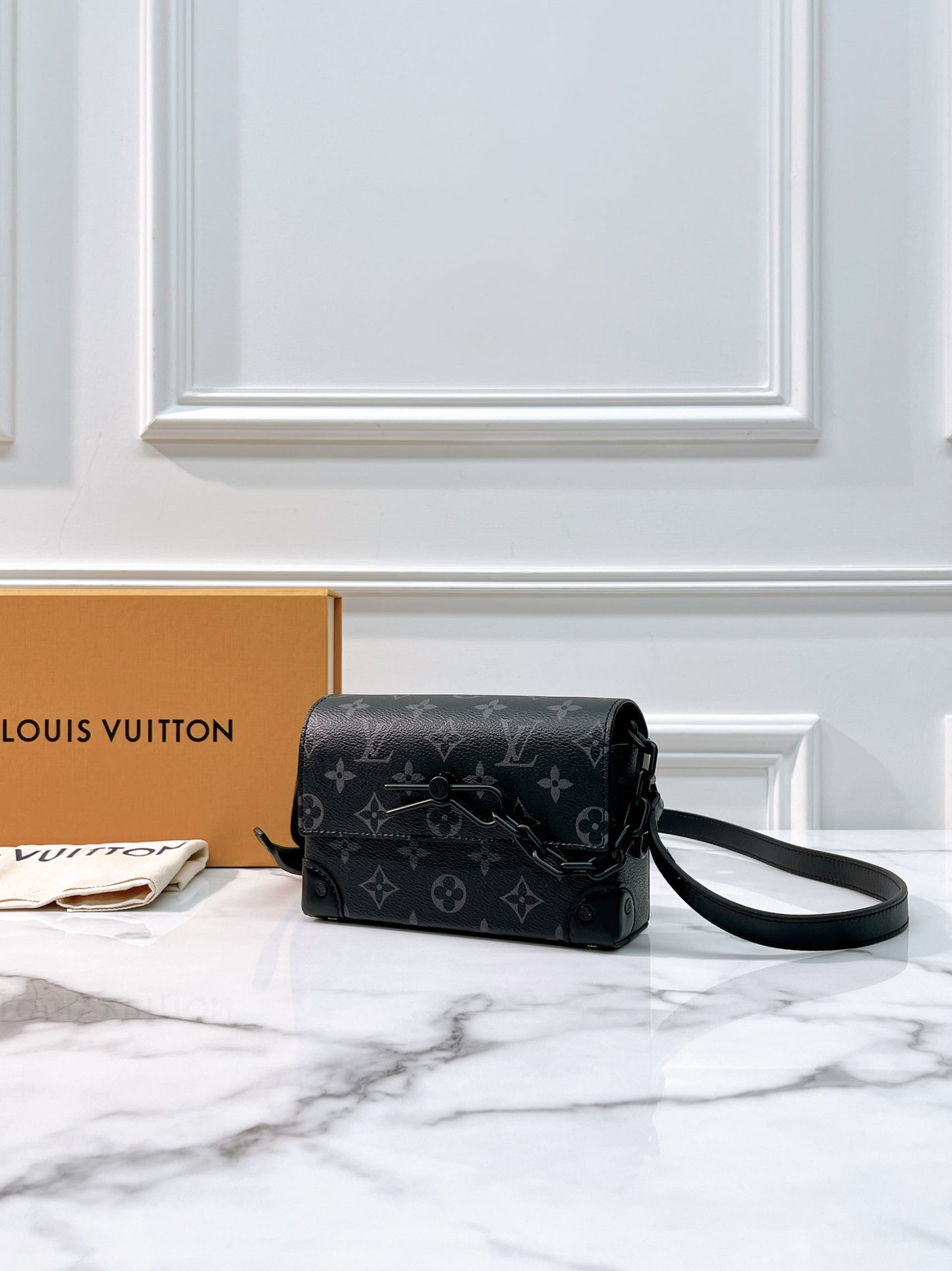 LV STEAMER WEARABLE WALLET