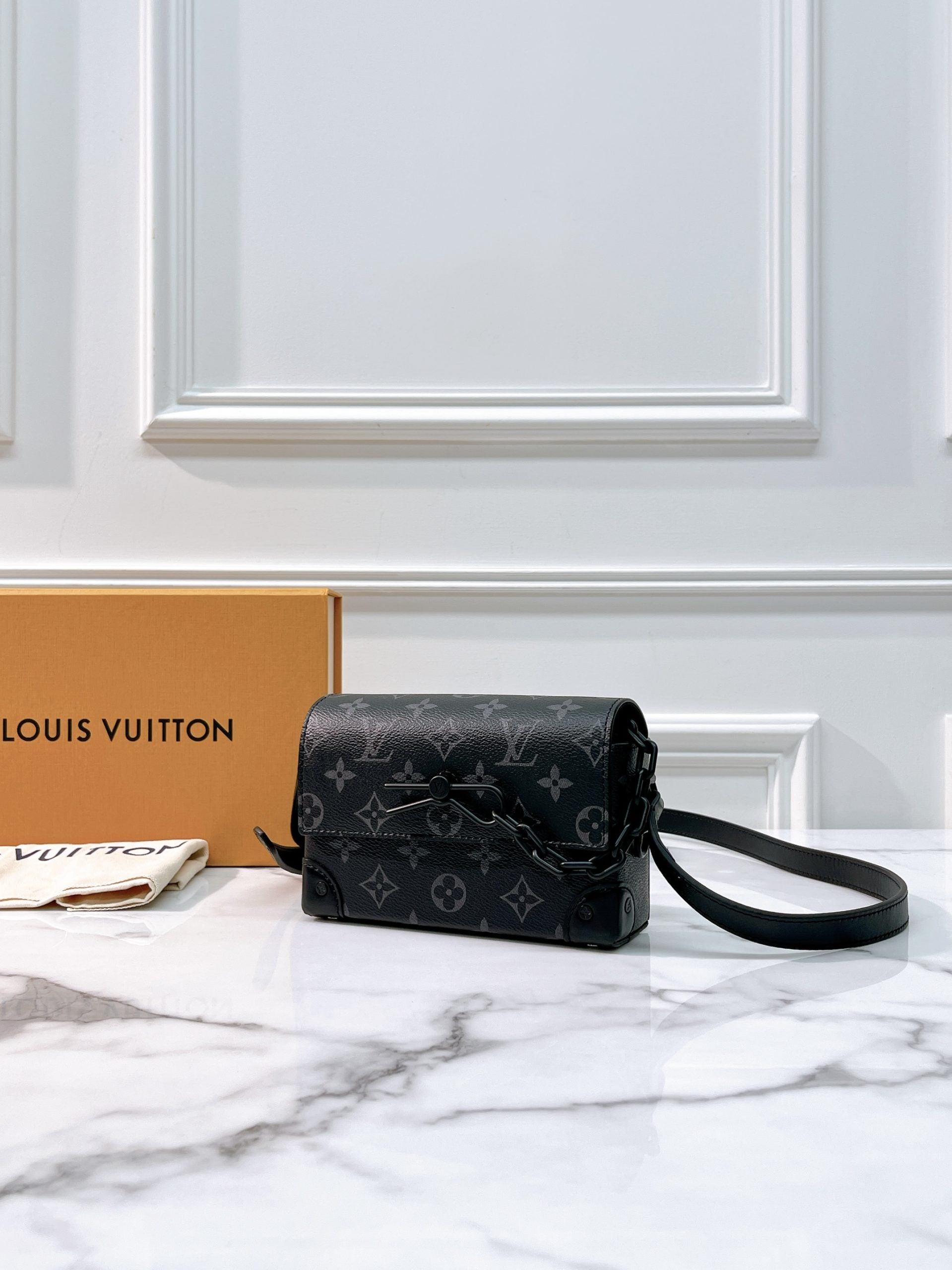 LV STEAMER WEARABLE WALLET