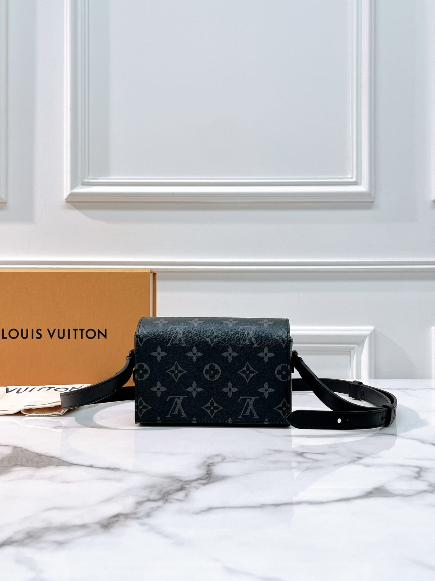 LV STEAMER WEARABLE WALLET