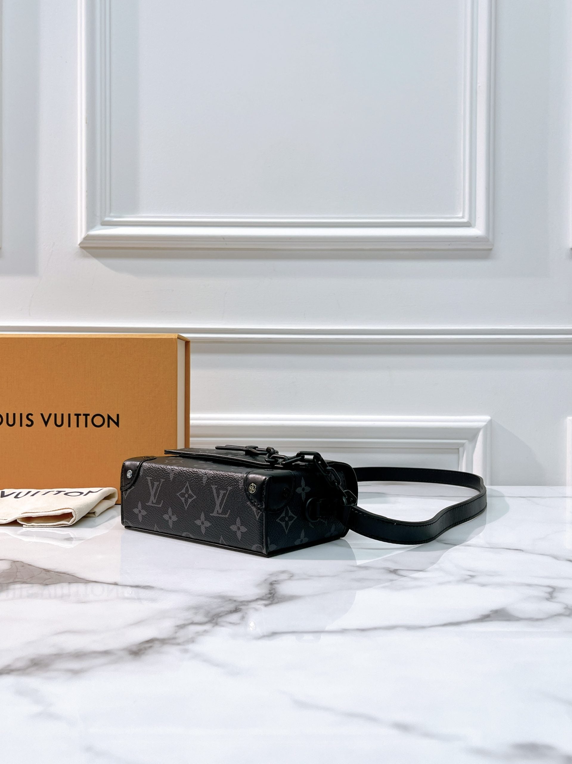 LV STEAMER WEARABLE WALLET