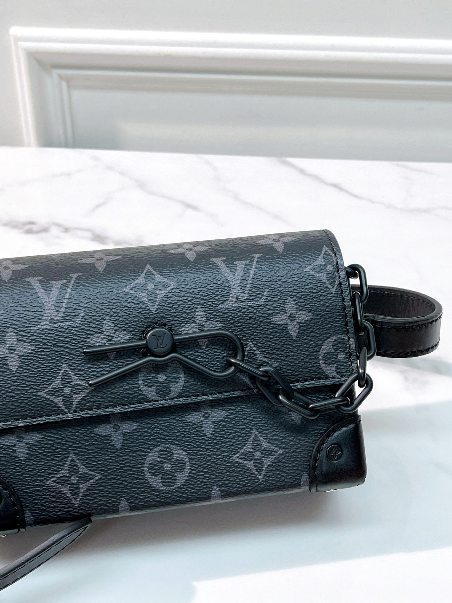 LV STEAMER WEARABLE WALLET