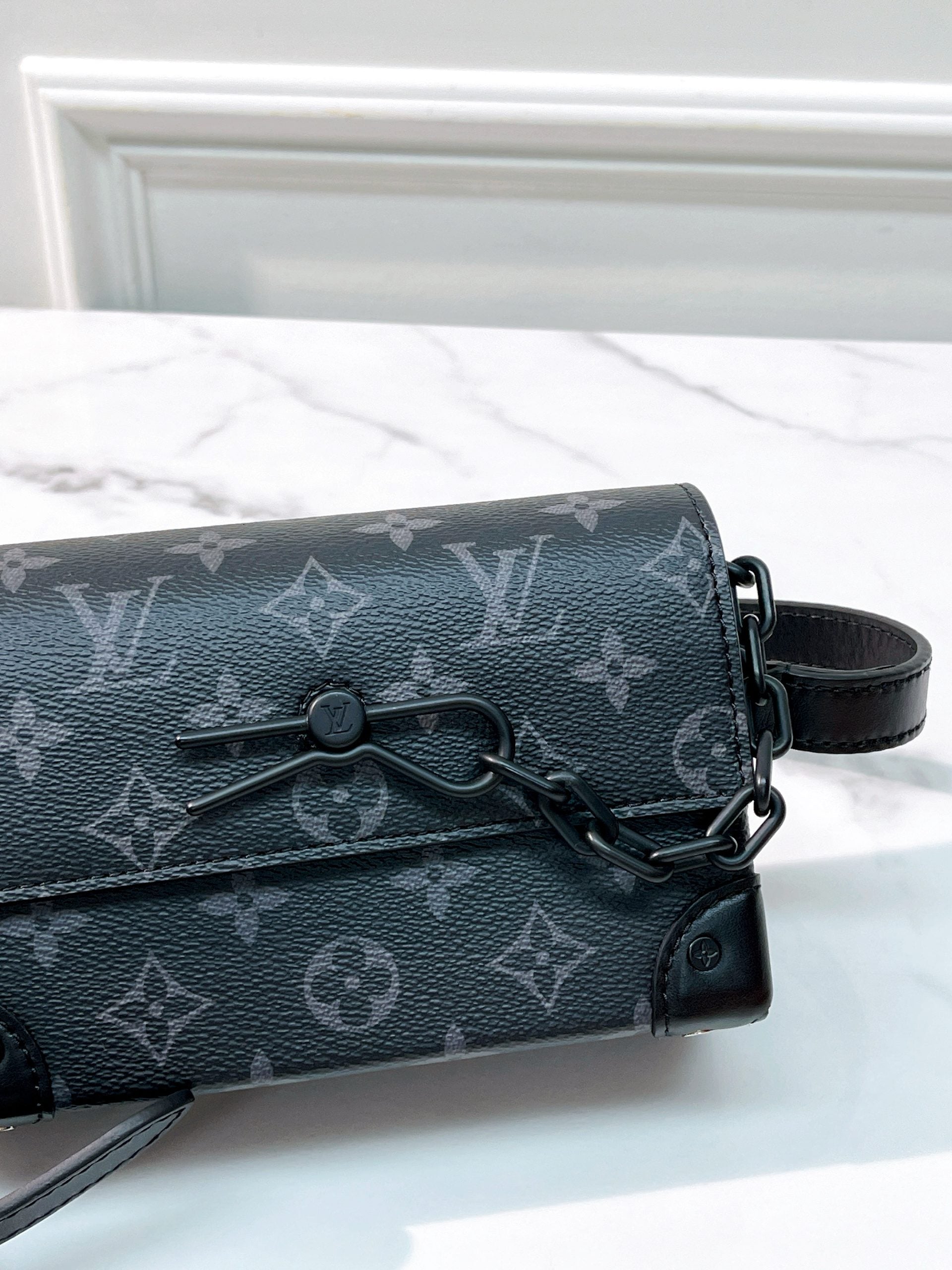 LV STEAMER WEARABLE WALLET