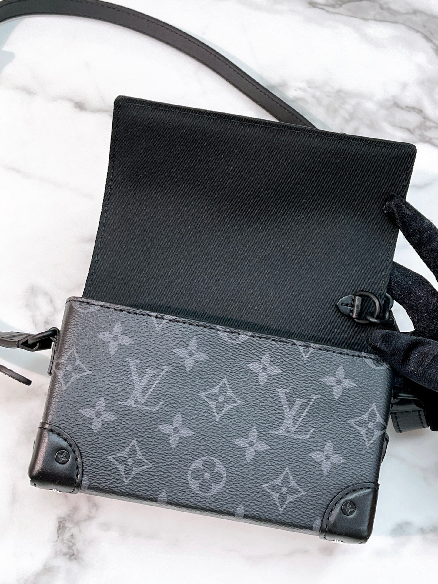 LV STEAMER WEARABLE WALLET