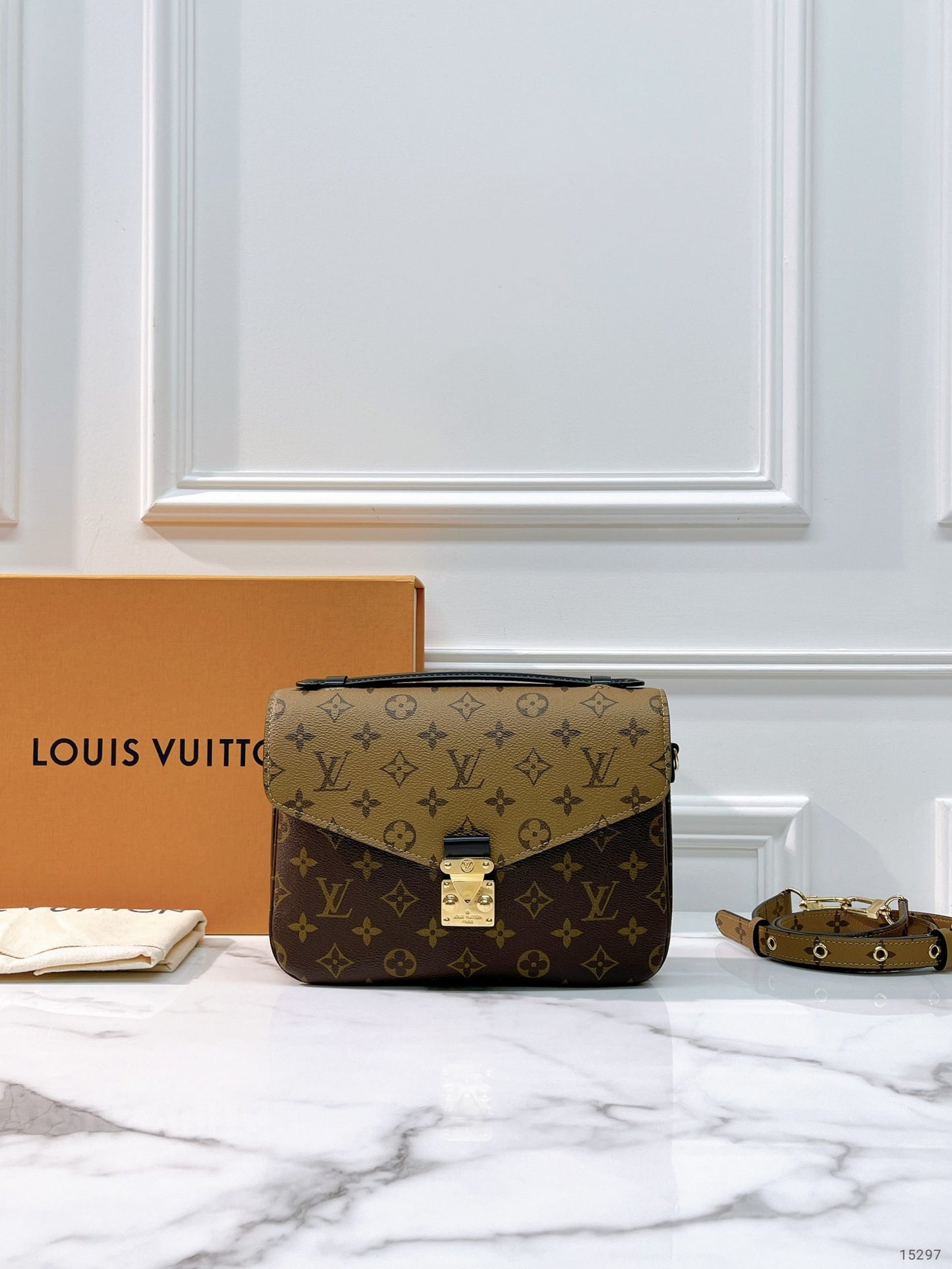 LV POCHETTE METIS