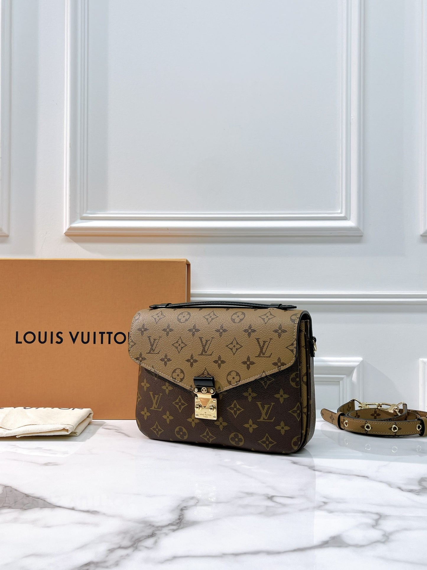 LV POCHETTE METIS