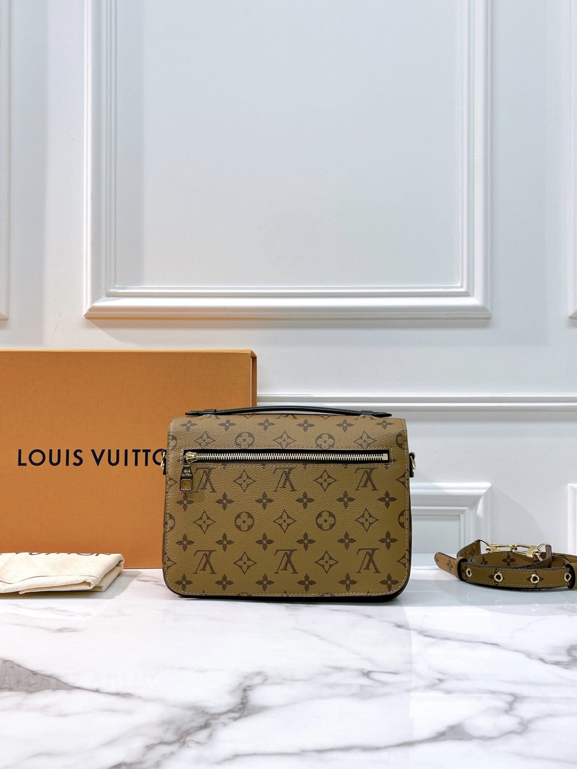 LV POCHETTE METIS