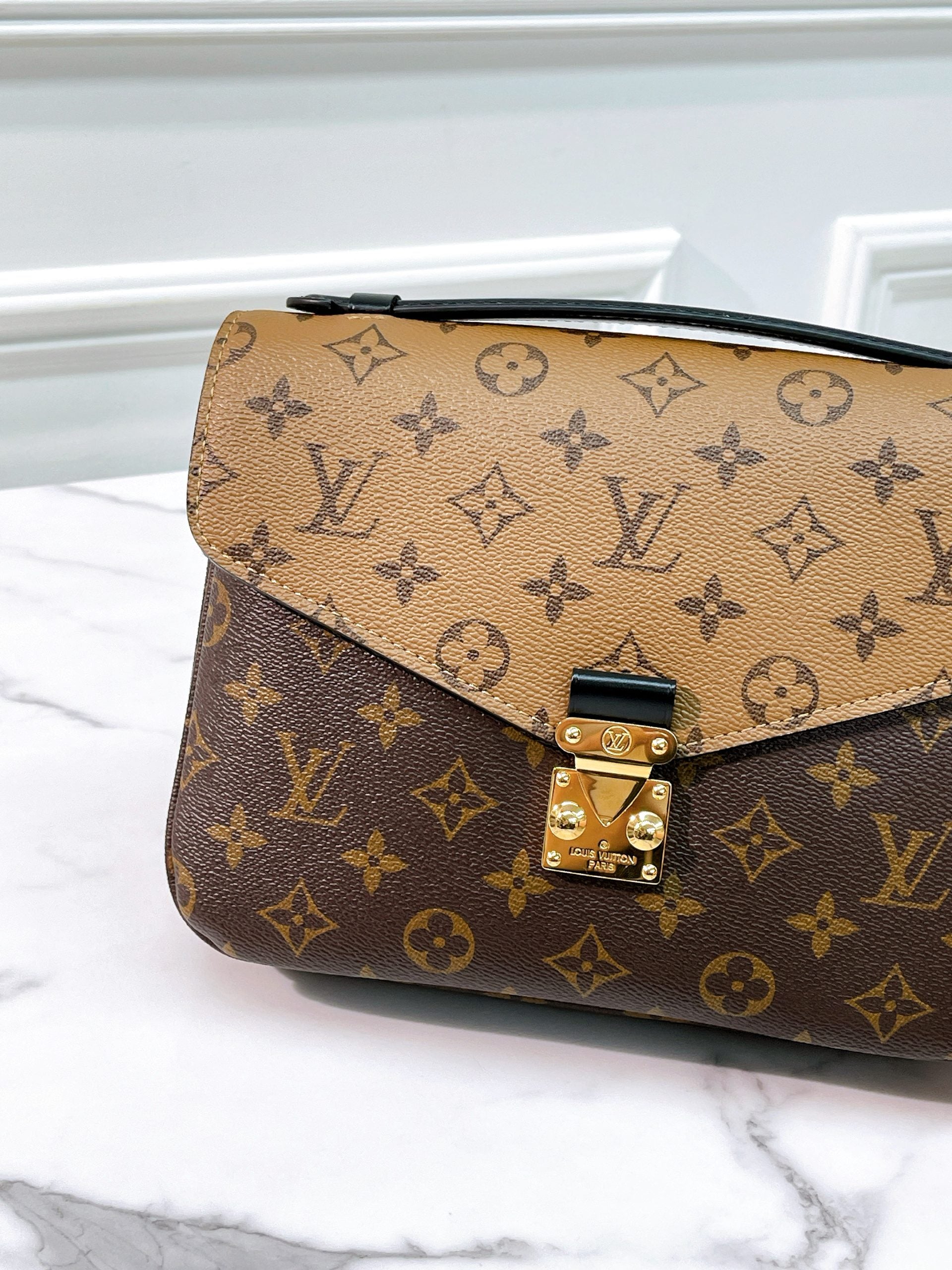 LV POCHETTE METIS