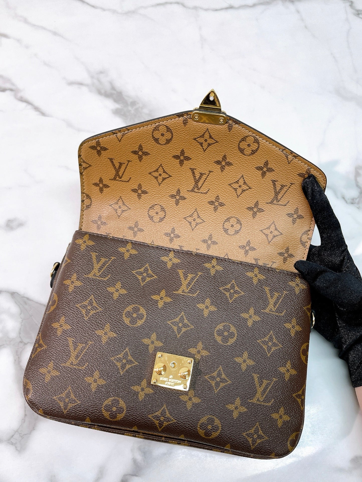 LV POCHETTE METIS