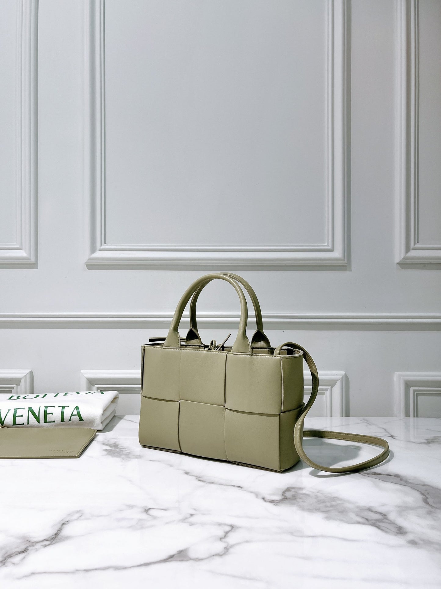 BOTTEGA VENETA ARCO TOTE