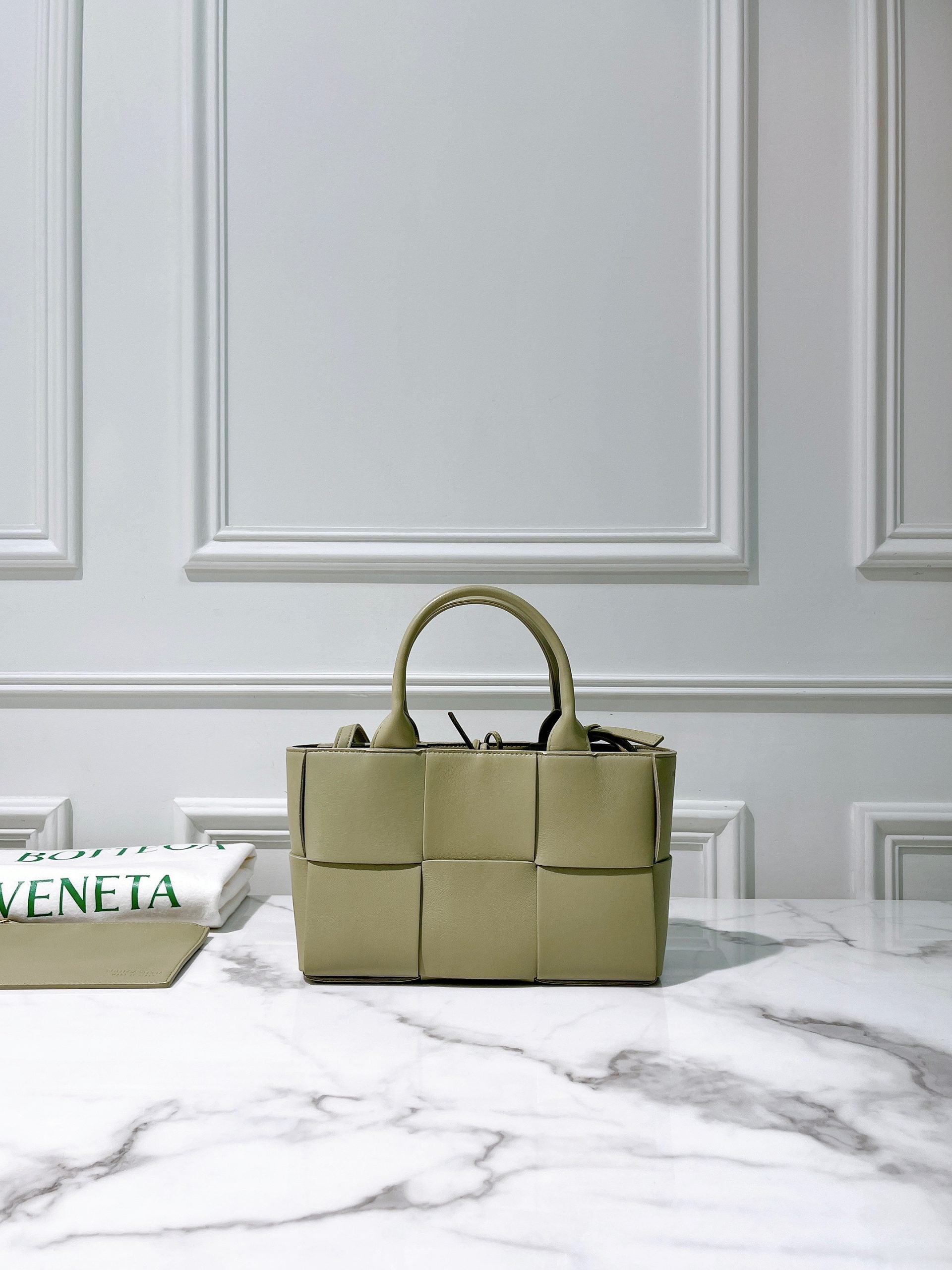 BOTTEGA VENETA ARCO TOTE