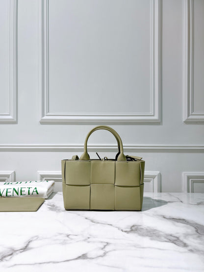 BOTTEGA VENETA ARCO TOTE