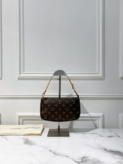 LV POCHETTE